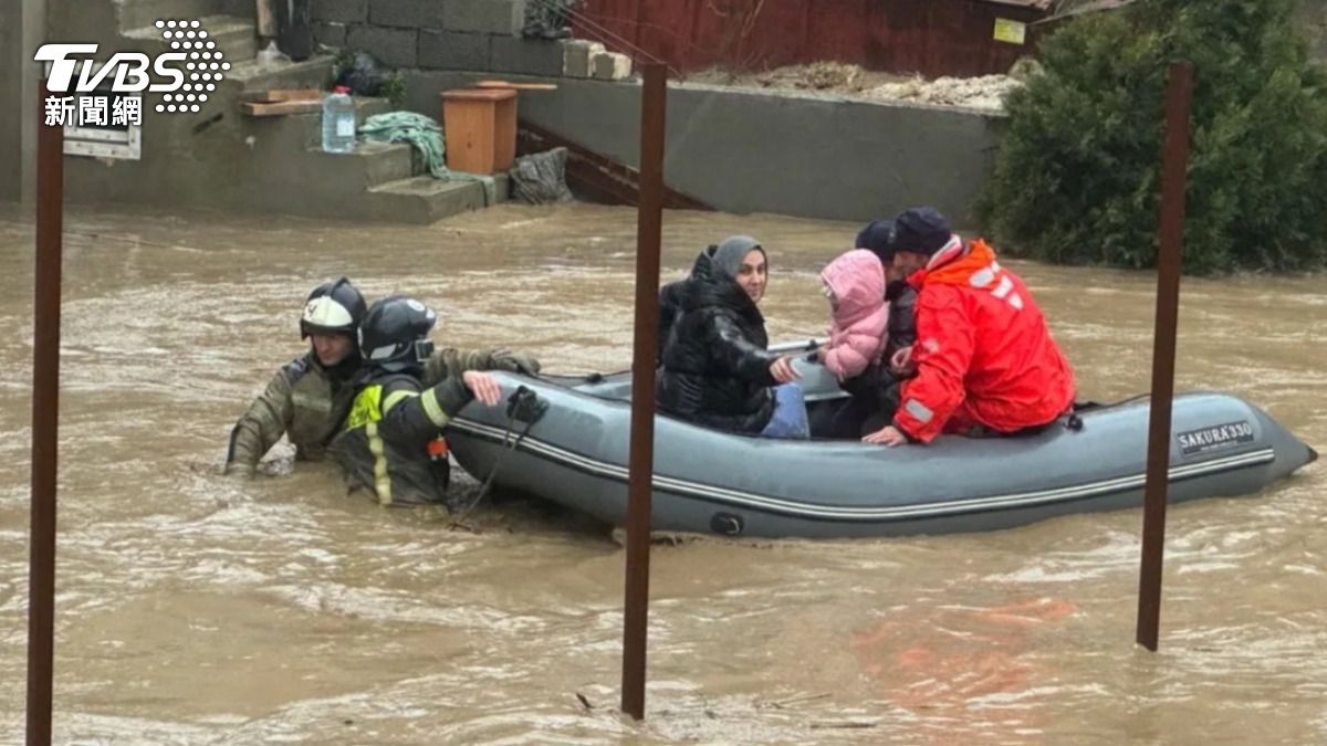 影音/暴雨成災!南俄大淹水 整排車被沖走、32萬人無電可用