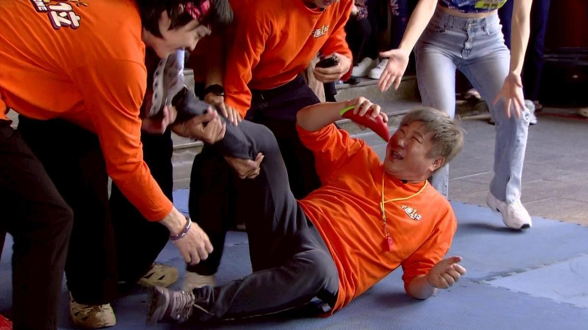 66歲胡瓜挑戰地板動作!雙腳遭抬起驚險旋轉 男星拚到臉色發白