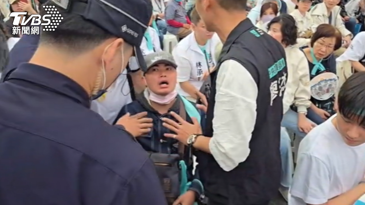 影音/民眾黨329凱道集會防失控!百名警力維安 吃屎哥遭驅離