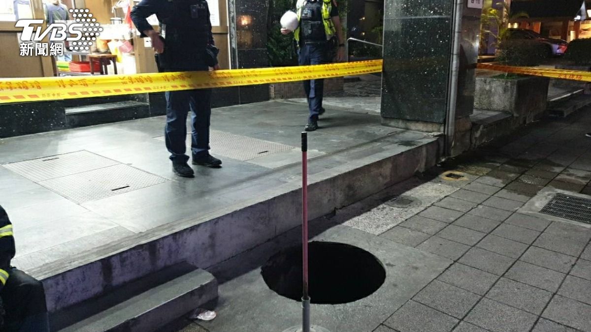 大巨蛋旁驚見「吃人黑洞」!路面人孔蓋突脫落 母子路過直接摔落