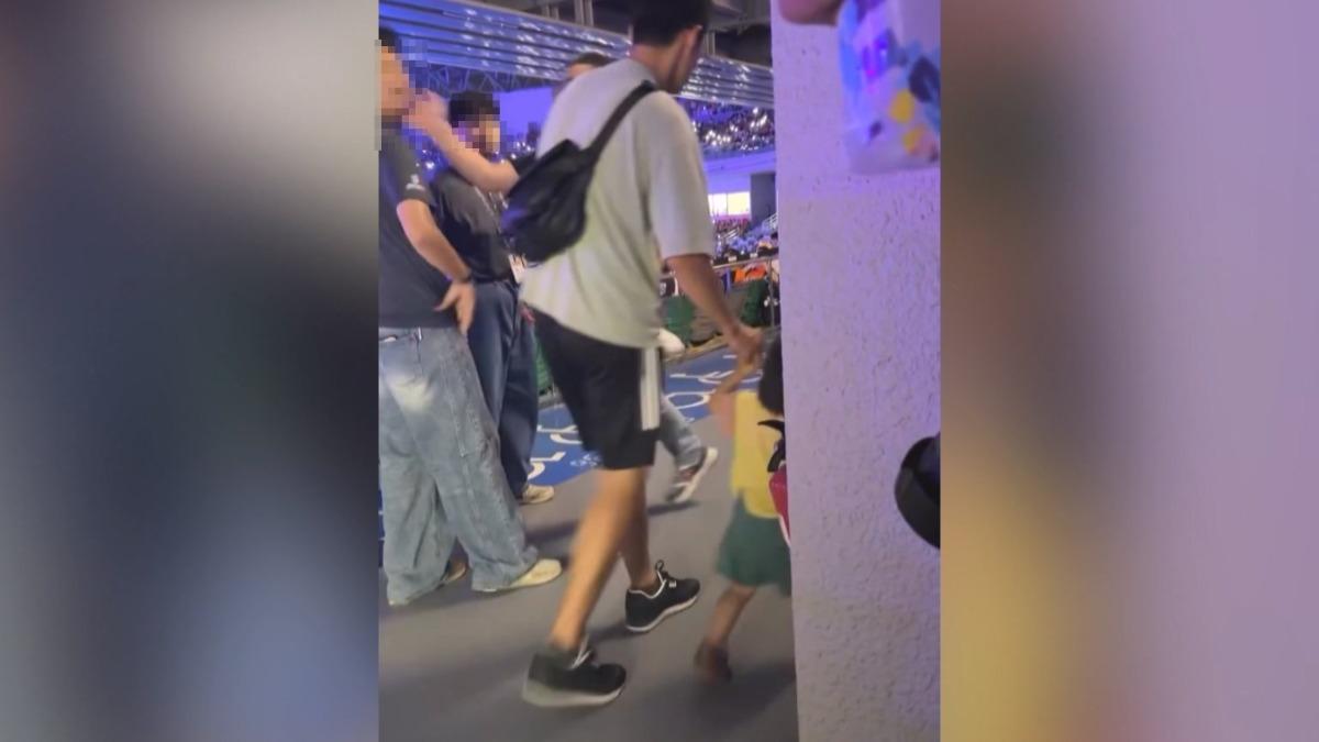 影音/離譜!亞太球場站管制區被趕 中職「場邊」觀眾掌摑工讀生