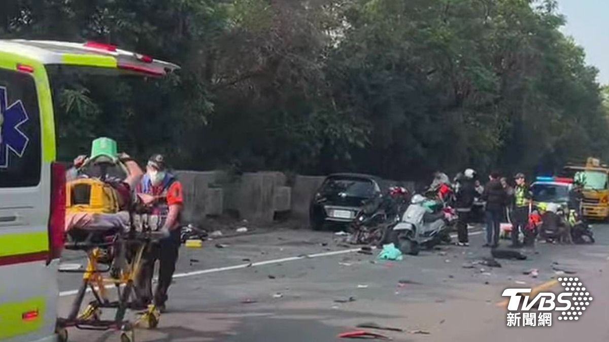 快訊/台南轎車逆向衝機車群 騎士卡破碎車體「血流滿地」2傷1命危