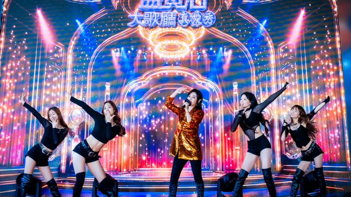 重現秀場風華!王彩樺現身《高雄有顆藍寶石》首映 一提豬哥亮秒淚崩