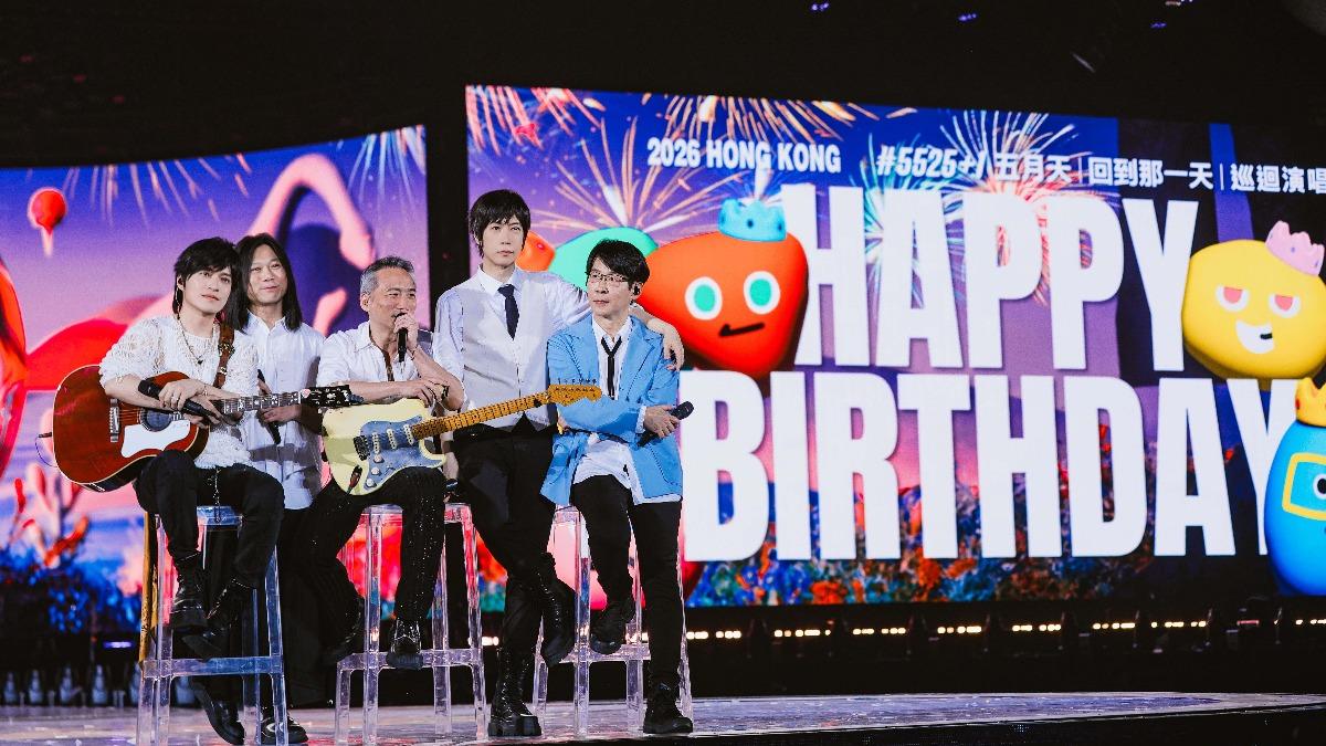 五月天唱一半!「最美星二代」突衝上台慶生 阿信:第10張專輯交給妳