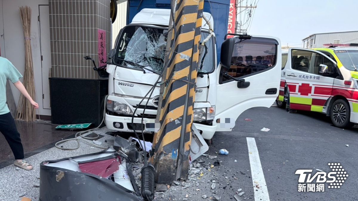 快訊/高雄貨車撞電桿「凹成M字型」駕駛命危 還釀8百戶大停電