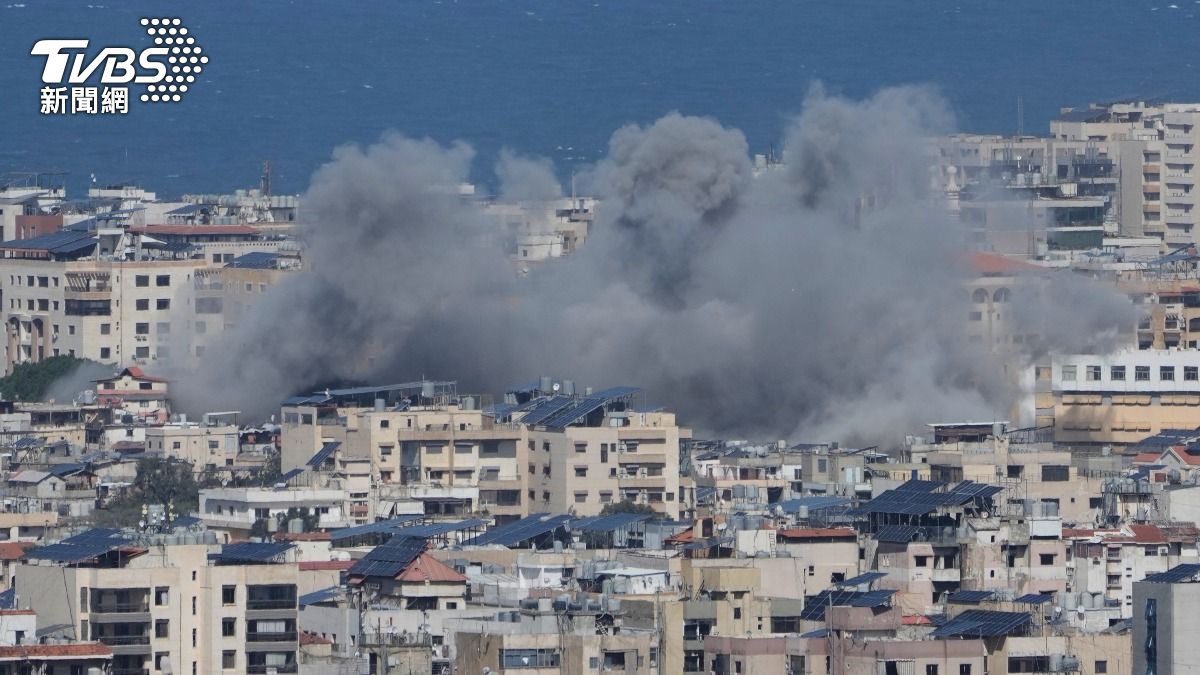 以黎邊境遇飛彈來襲 CNN記者急戴鋼盔、躲掩體避難