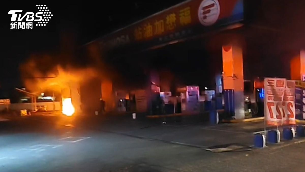 屏東萬丹加油站大火!疑員工機車起火 炸出火光黑煙狂竄