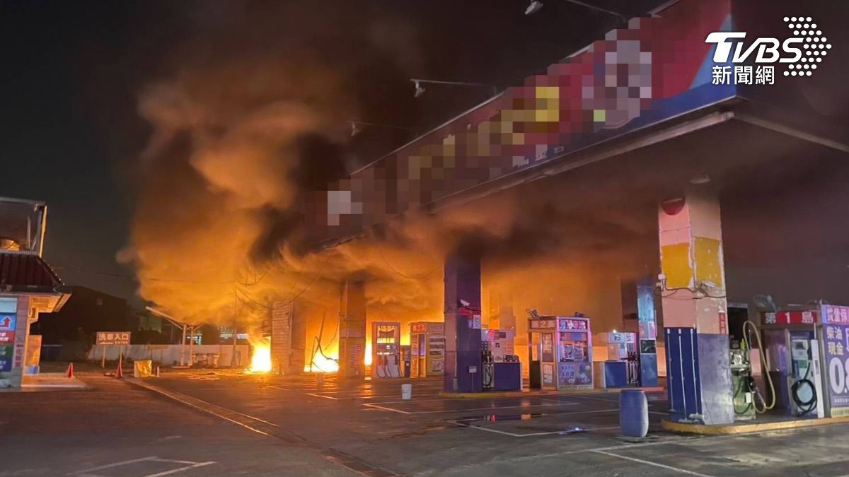 影音/屏東萬丹加油站晚間大火!烈焰沖天險蔓延 嚇壞目擊民眾