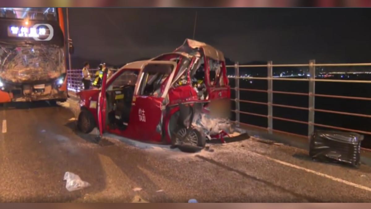 計程車爆胎停路邊!遭公車猛撞「車體全毀」 司機乘客雙亡