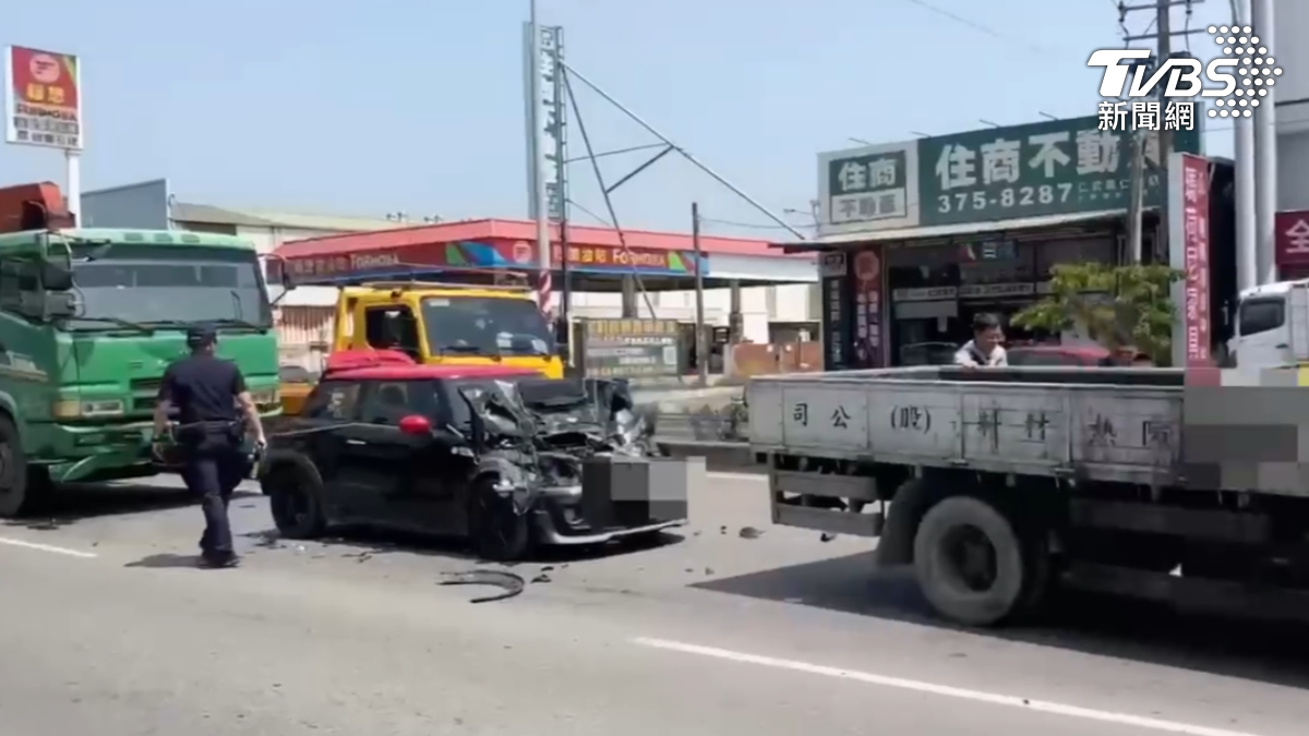 高雄5車連環撞!小黑車遭「2大車包夾」頭尾擠扁 慘況曝光