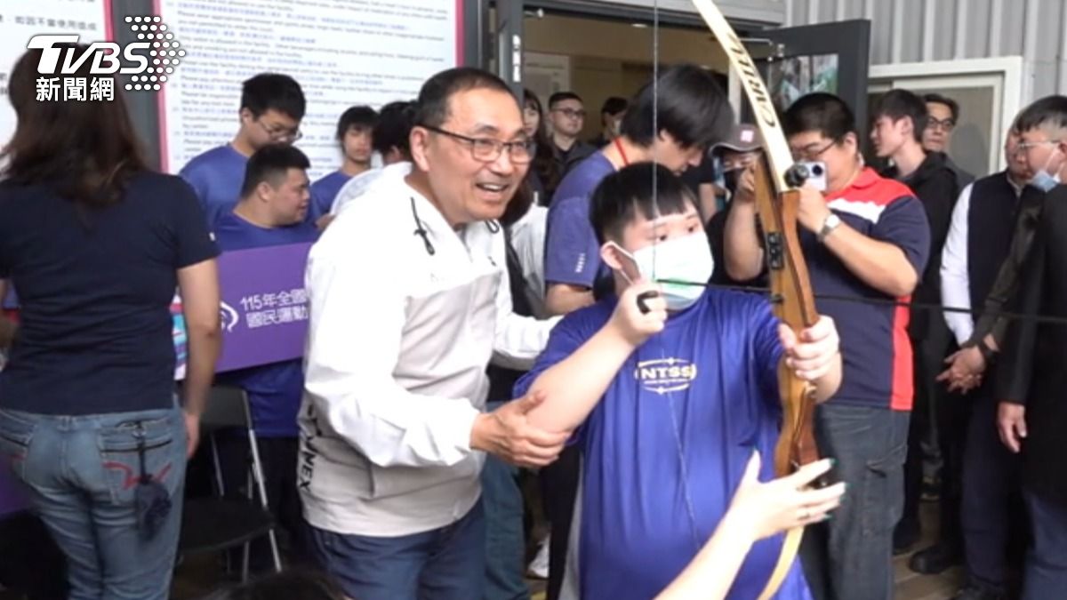 迎接全障運!侯友宜與特教生、選手黃貞燕體驗射箭 推運動平權