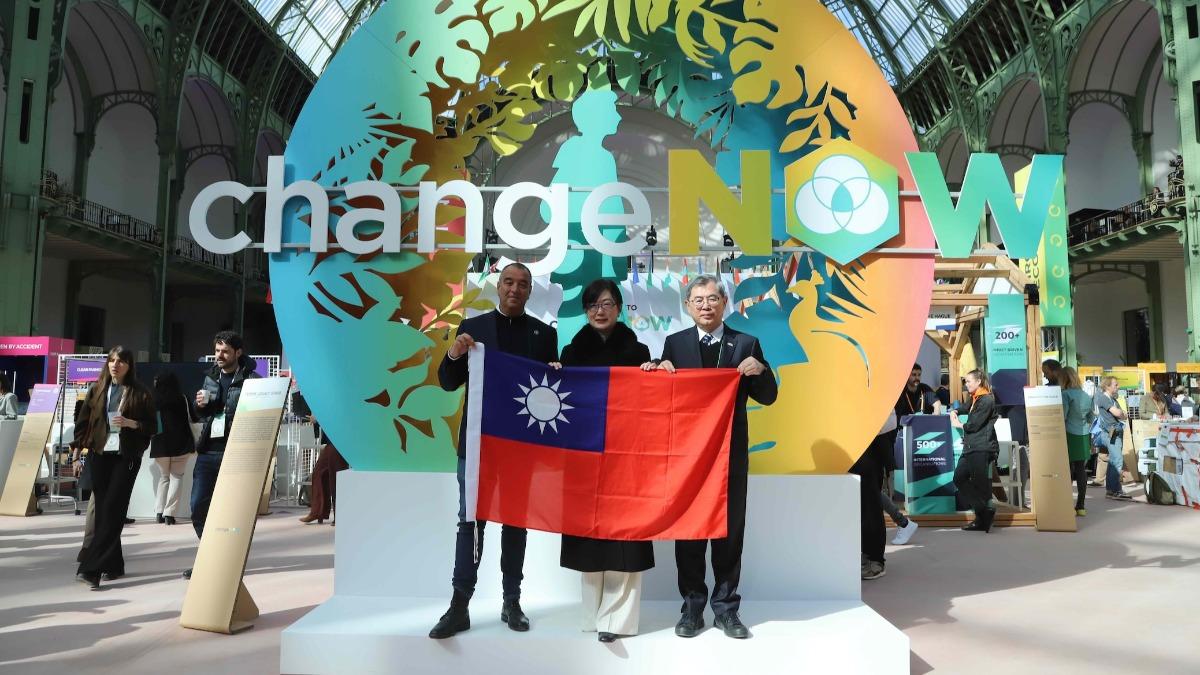 巴黎永續解方峰會首設台灣館。（左起）法國國民議會議員Éric Bothorel （前友台小組主席）、駐法大使郝培芝、臺北市政府副市長李泰興（圖／主辦單位提供）