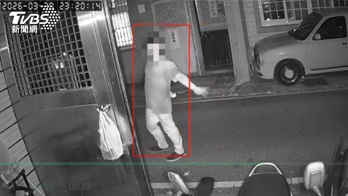 宜蘭怪男竊車鑰匙!疑跟蹤女車主「機車放娃娃」 對鏡頭嘻笑