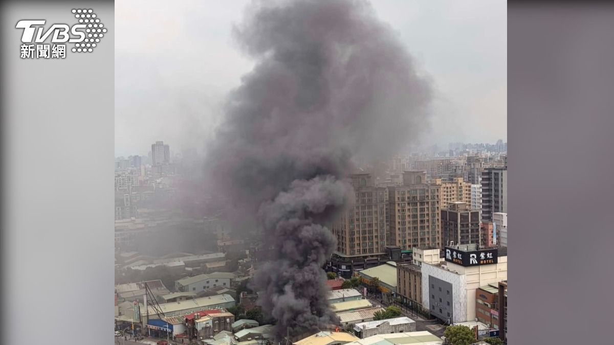 快訊/蘆洲2層樓鐵皮屋火警 濃煙竄天百坪廠房陷火海