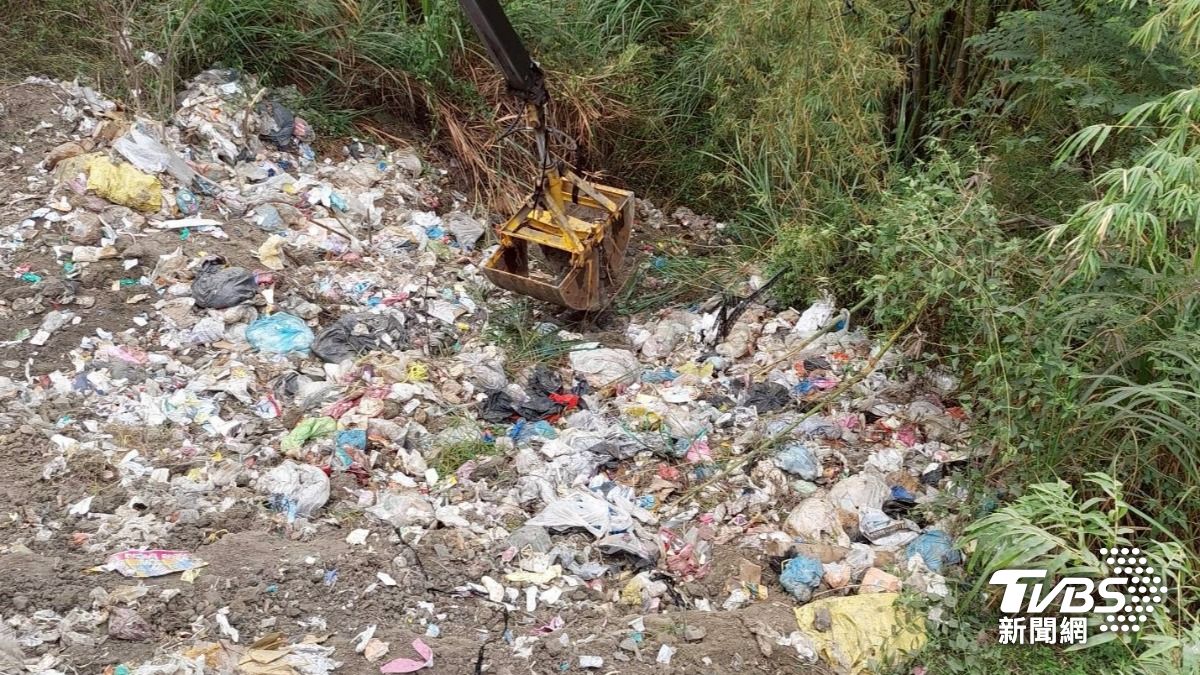 月世界淪惡臭山!堆百噸垃圾撈千萬 高雄4連霸里長父子遭起訴