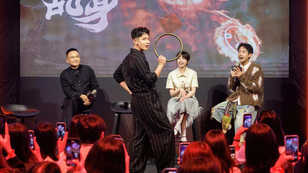 柯震東拿「乾坤圈」俏皮連拍萌翻眾人!崩潰笑喊:為何答應宣傳