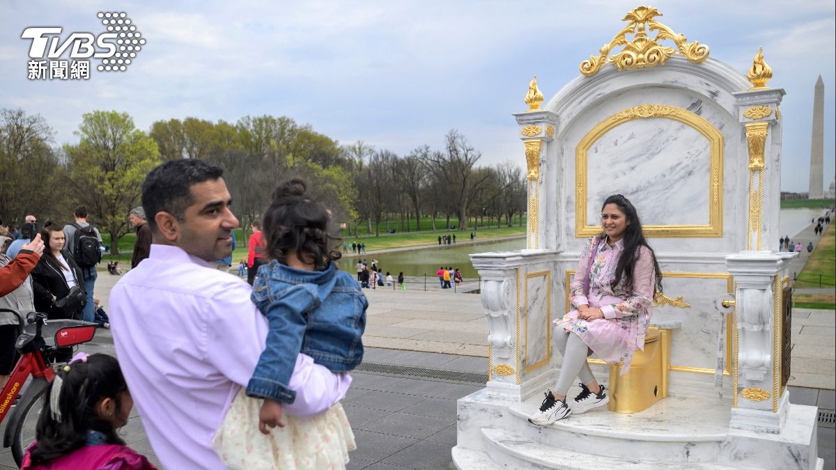 影音/諷刺意味滿點! 適合國王的寶座 「黃金馬桶」空降華府草坪