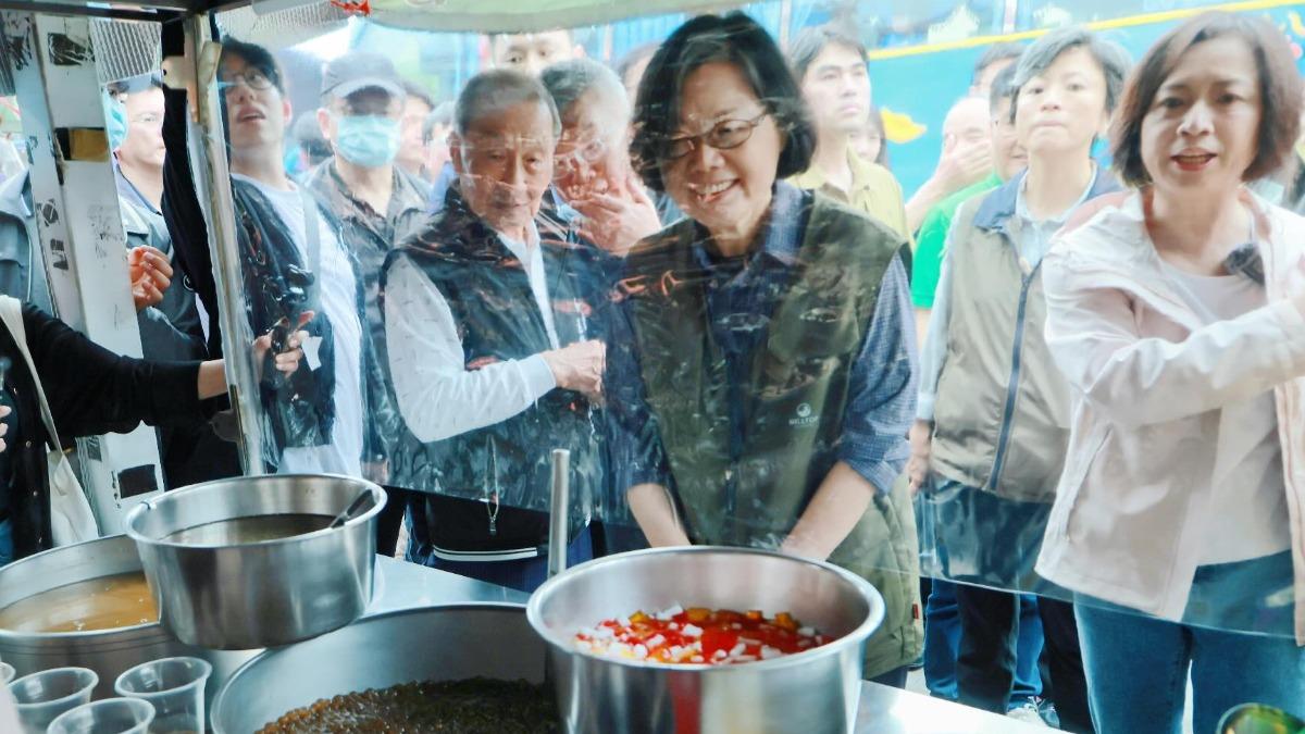 蔡英文吃粉圓冰忘記帶錢!PO文「吐這句」12萬人看傻