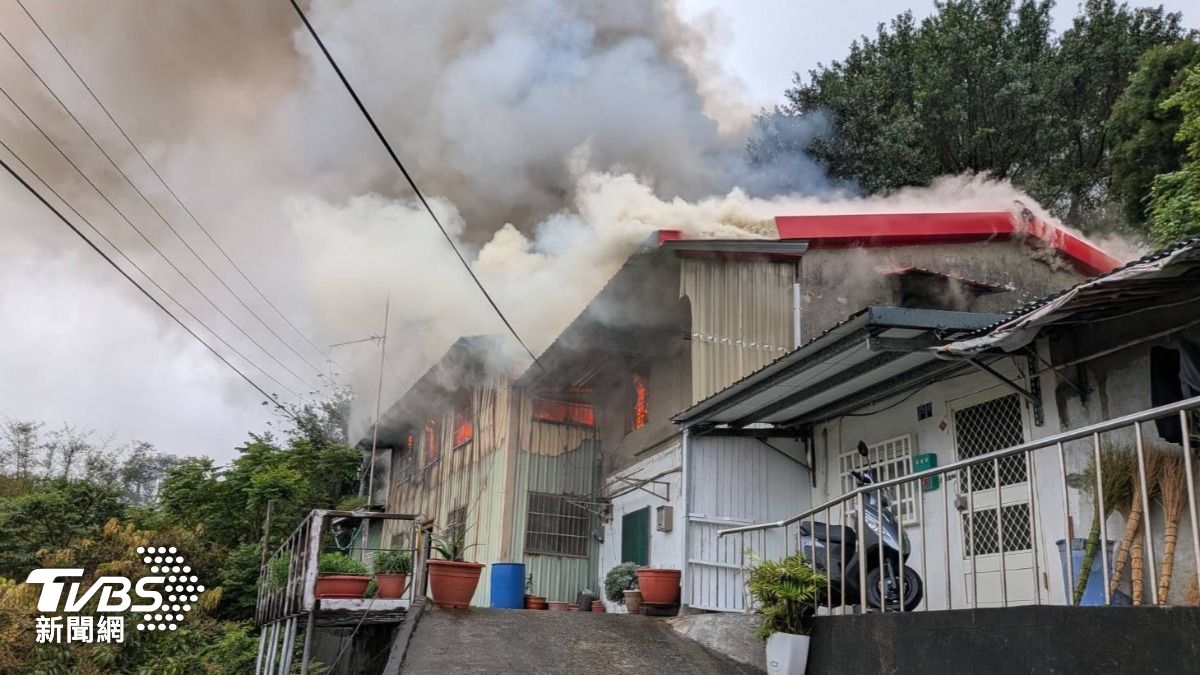 快訊/新竹住宅大火「滾滾濃煙狂竄」 爆炸聲不斷