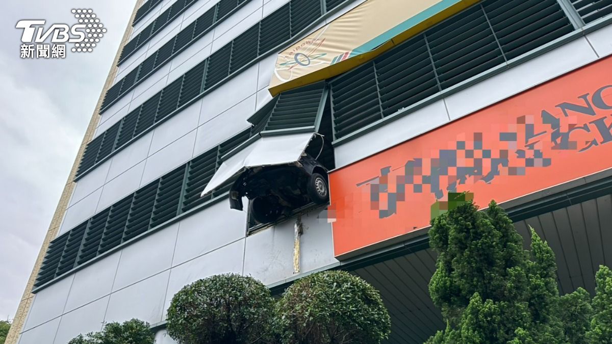 板橋8旬伯開車暴衝!「撞破停車場外牆」 2輪懸空險墜