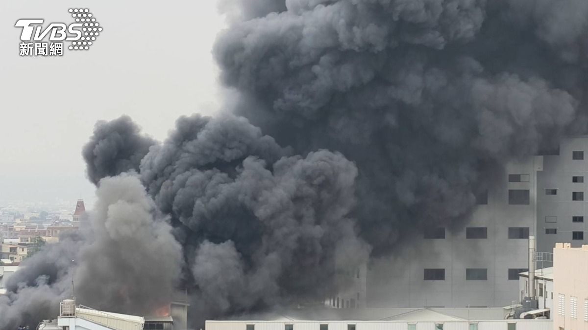 快訊/彰化福興紡織工廠大火 駭人黑煙狂竄影響車道