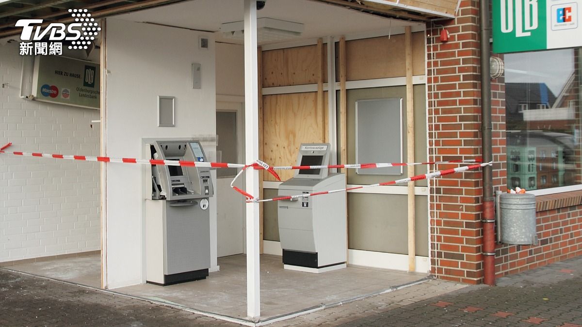 數位支付吞噬錢包!揭密 ATM 轉型「超級終端」生存術 專家:它是金融界的最後防線