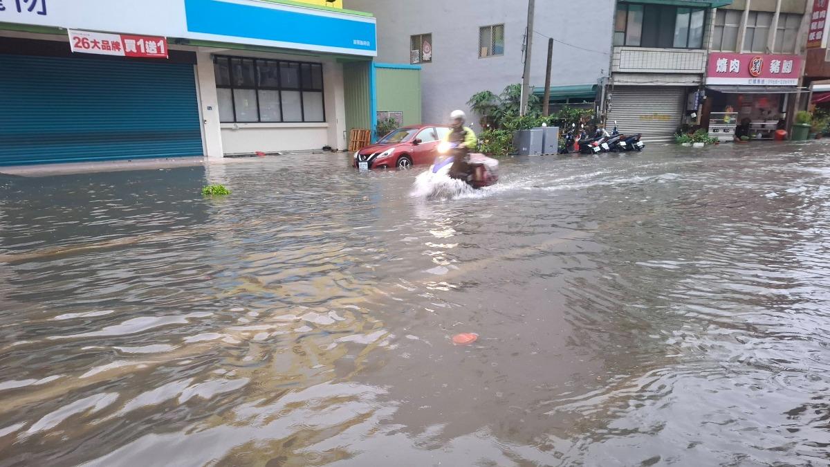 天氣/豪雨狂炸中部!苗栗大豪雨淹半輪胎 高鐵站旁封路