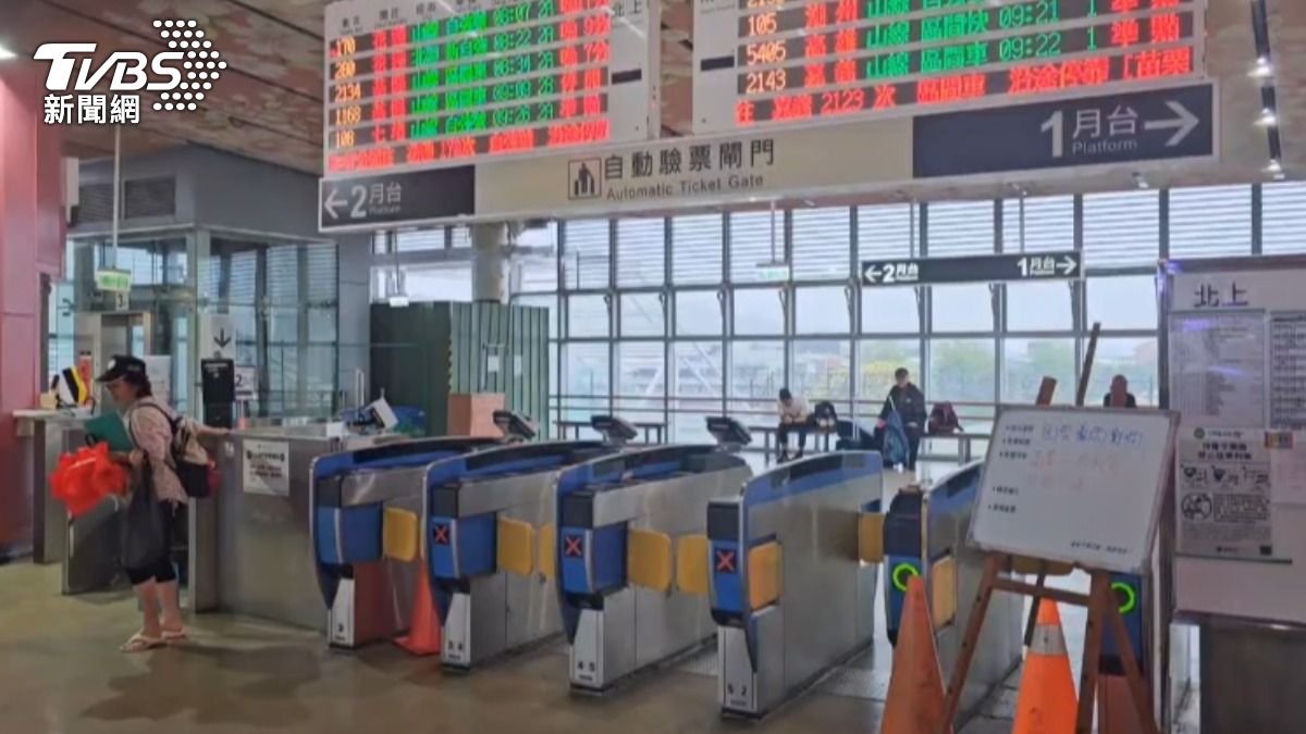 快訊/豪大雨「水淹過鐵軌」!台鐵西部幹線部分路段單線行車