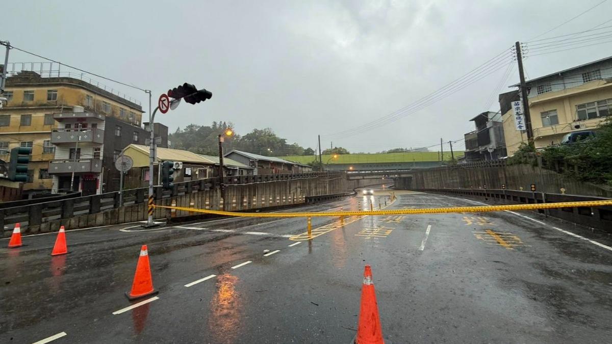 雨水強灌苗栗！高鐵站附近變池塘　地下道幾乎全淹
