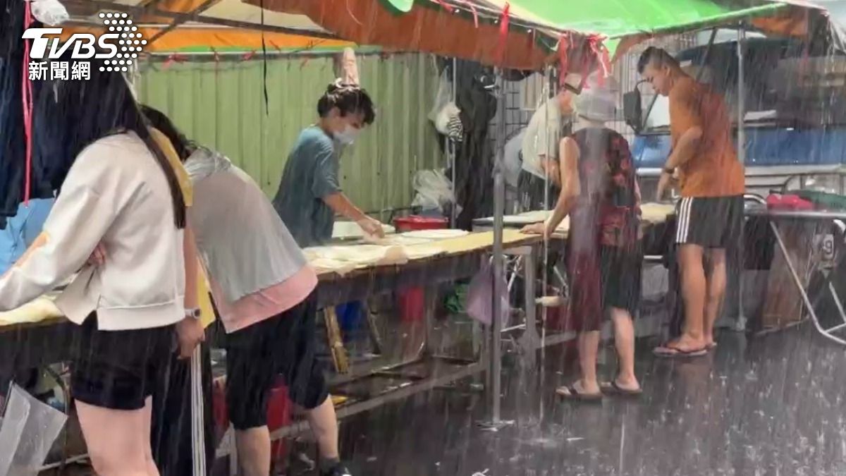 14縣市遭雨彈狂炸！嘉義市場人潮爆滿　民眾：冒雨也要搶春捲