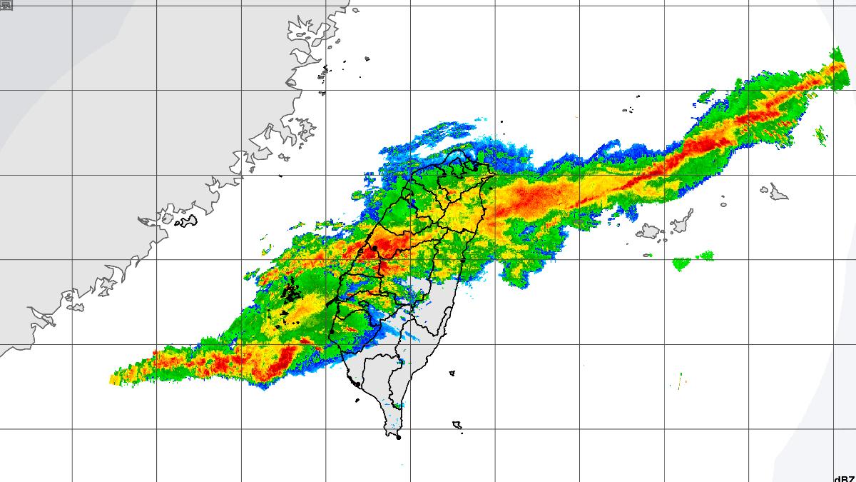 天氣/「整條強雨帶橫跨台灣」煙囪雲對流強烈 大暴雨掃中彰投
