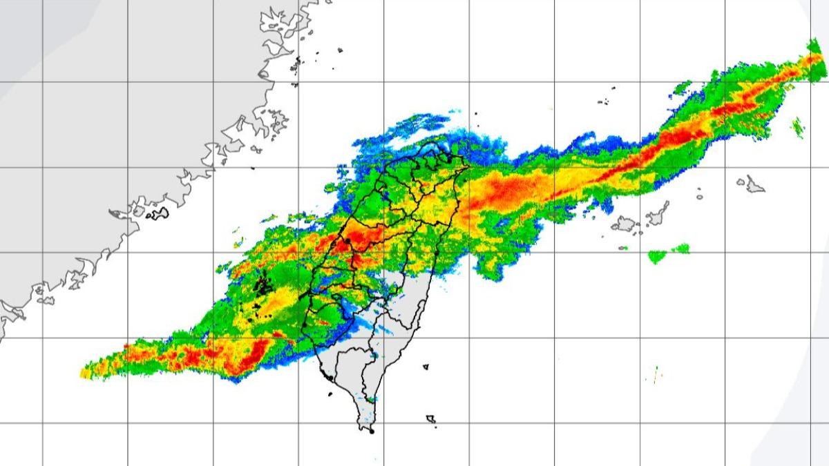 雷雨胞「一劍貫穿」苗栗正往台中去!氣象粉專:台南以北都受影響