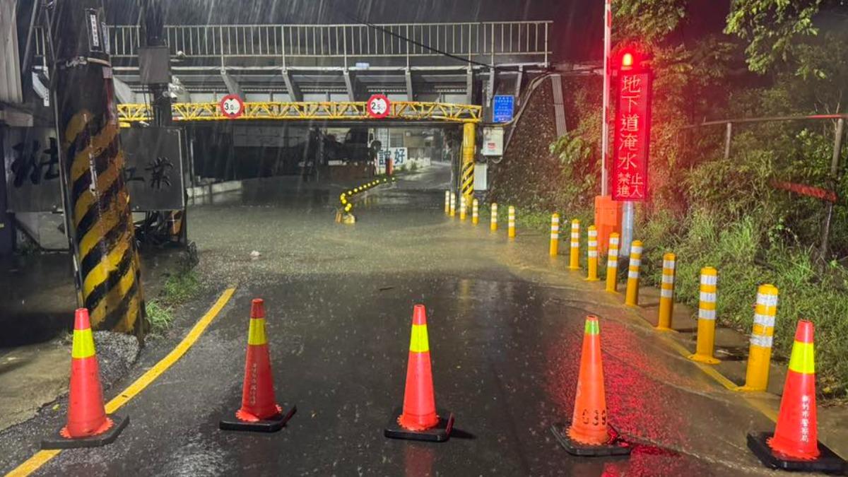 新竹太原路地下道大雨淹水!閘門關不了 保全急「車身擋水」