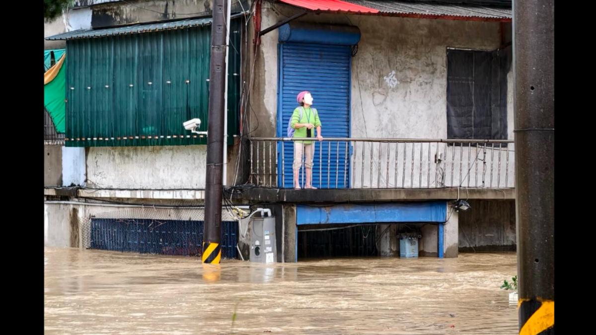 鋒面大雨灌苗栗!遊覽車半沉水中 民宅一樓全滅、住戶衝二樓