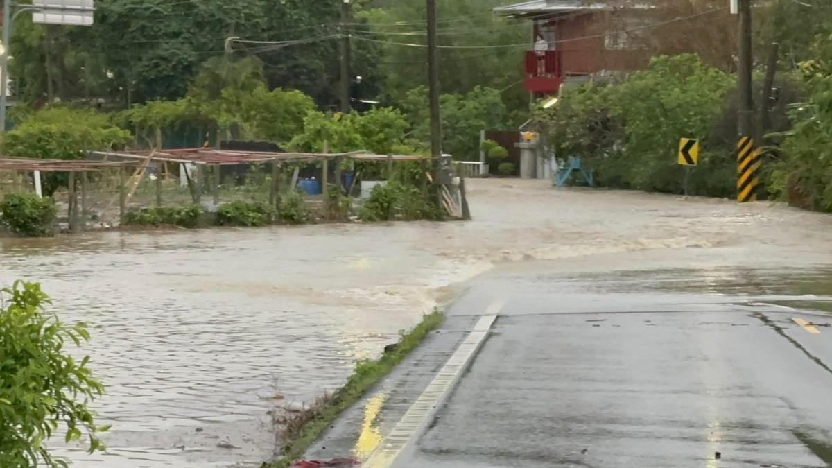 苗栗設二級水災災害應變中心！土石崩落、泥水淹沒苗21線慘狀曝