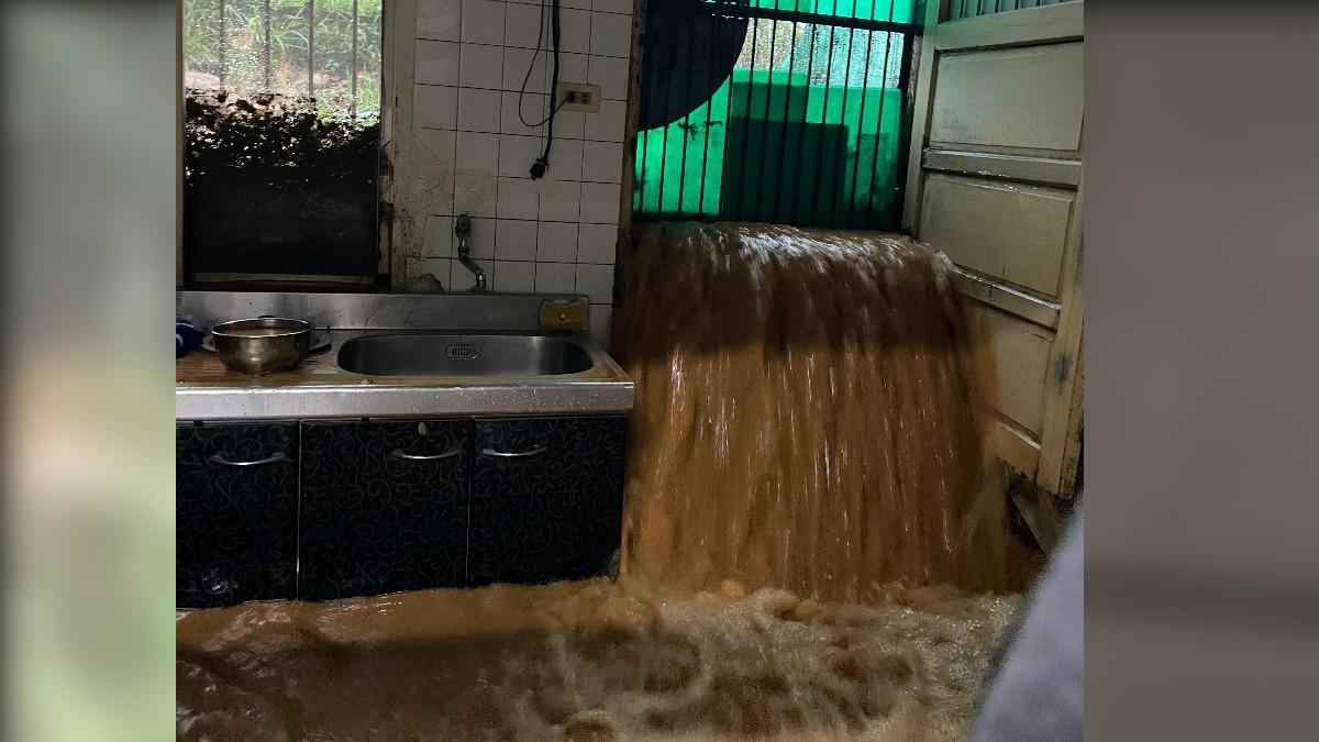 暴雨加黃土衝進苗栗通宵民宅　廚房變「泥流瀑布」超驚悚