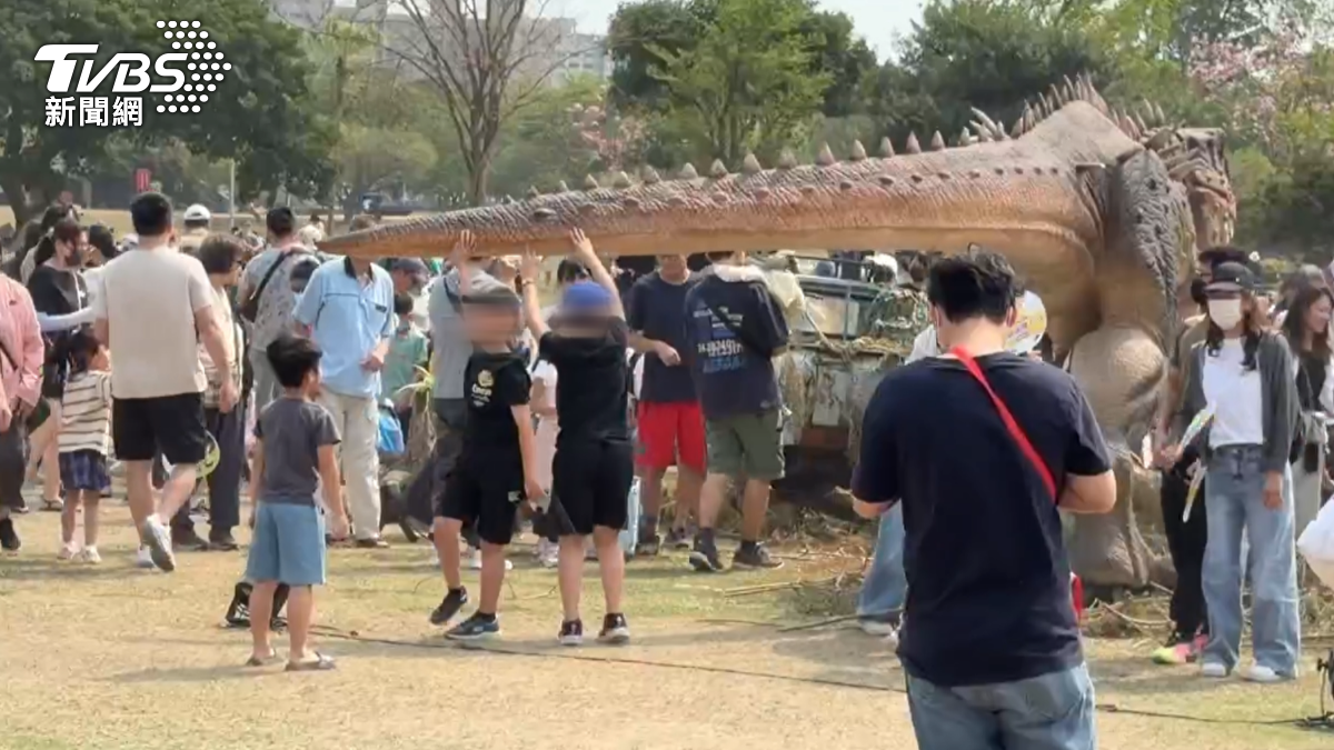 [新聞] 別再摸了！　衛武營首日湧25萬人　恐龍尾巴裂開急圍三角錐　 - 八卦 - PTT.BEST 批踢踢爆文 3