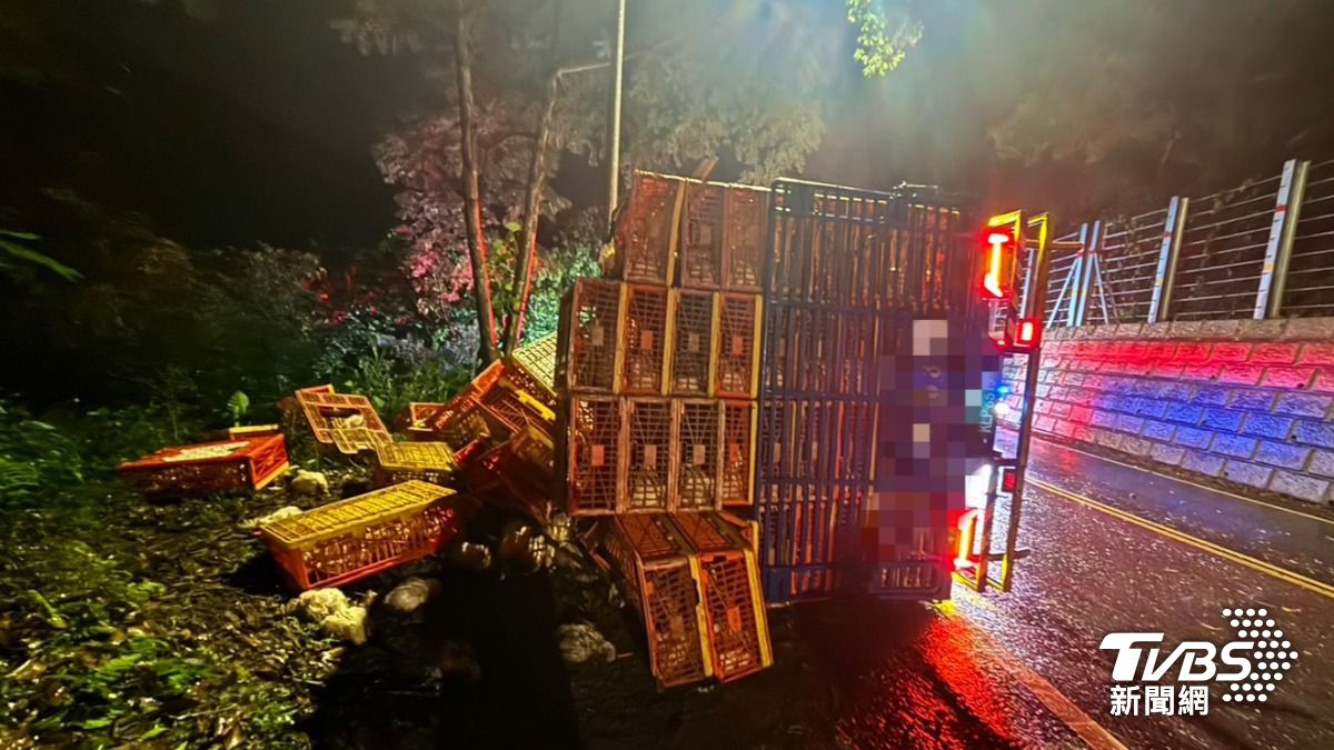 天雨路滑!北宜大貨車失控翻覆「活雞掉滿地」 2傷送醫