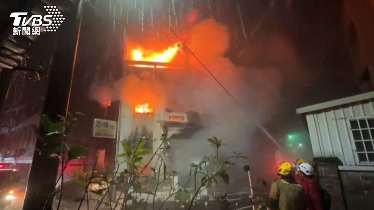 影音／苗栗透天厝凌晨竄火！錄影帶店燒成廢墟　獨居老翁驚險逃出
