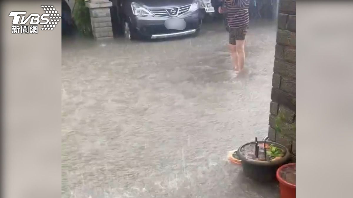 雨用灌的!苗栗公館家門口變小河 一樓淹水居民清晨掃水超崩潰