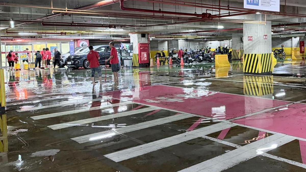 苗栗暴雨淹水!大全聯頭份店也有災情 店內滴水、停車場淹水