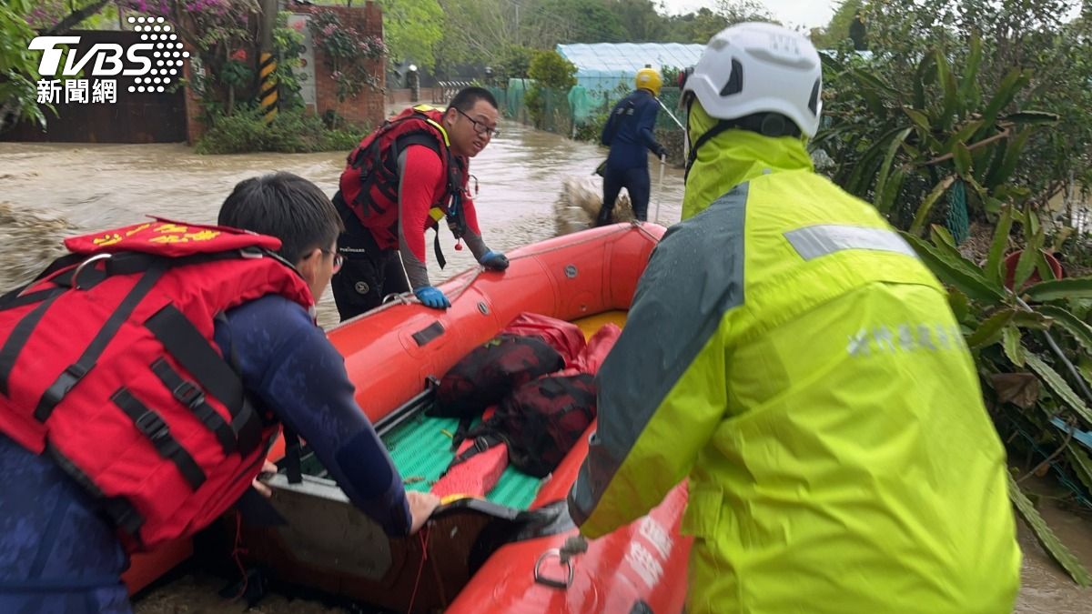 新竹暴雨釀災！地下道淹成河　北埔峨眉出動橡皮艇救受困民眾