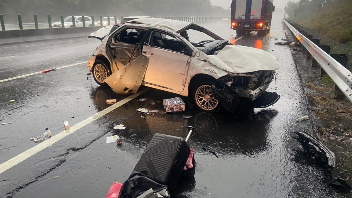 國3苗栗苑裡段車禍2死1傷！猛撞護欄車體扭曲　後座毀行李噴飛