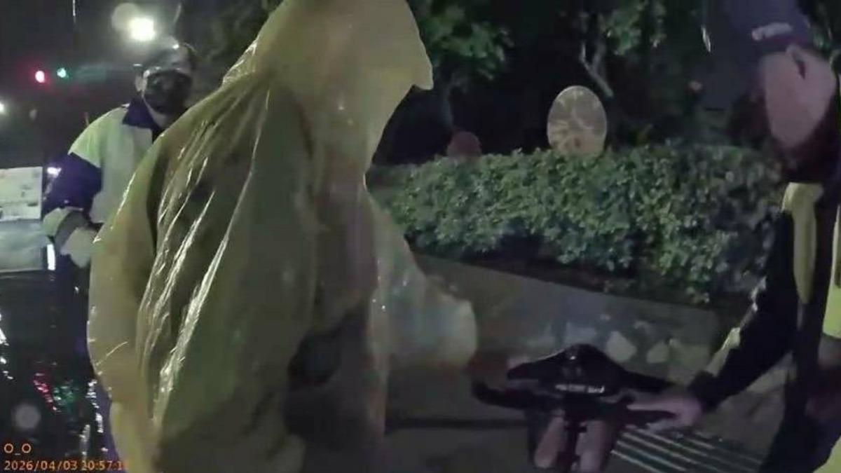 積水淹路險釀禍！金門老翁電動車拋錨卡路中　警徒手推車脫困