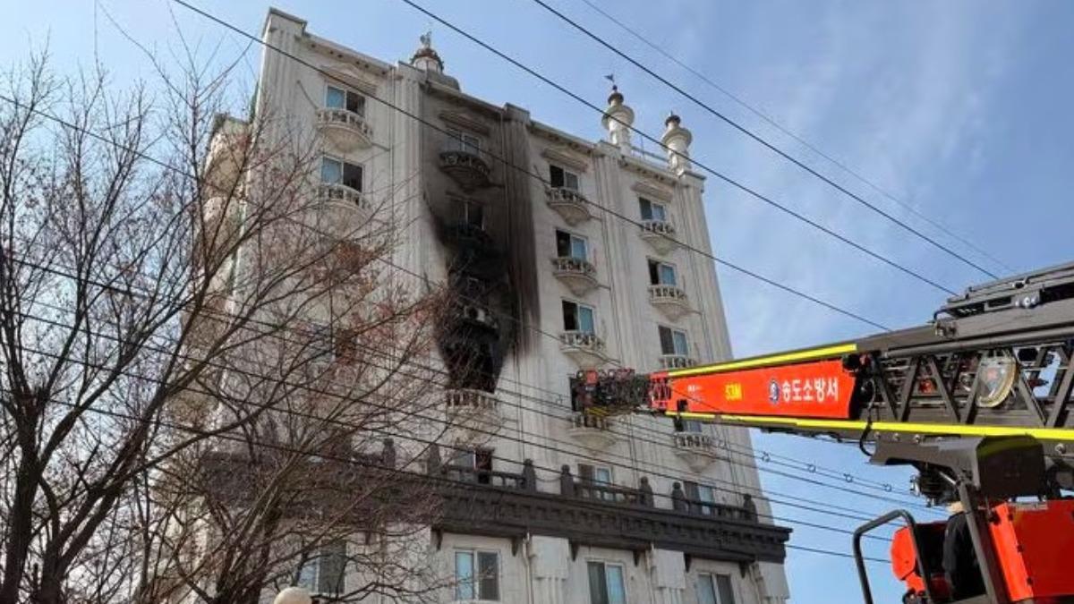 「電子菸充電」釀大火！韓旅館26人吸濃煙送醫　動員31輛消防車