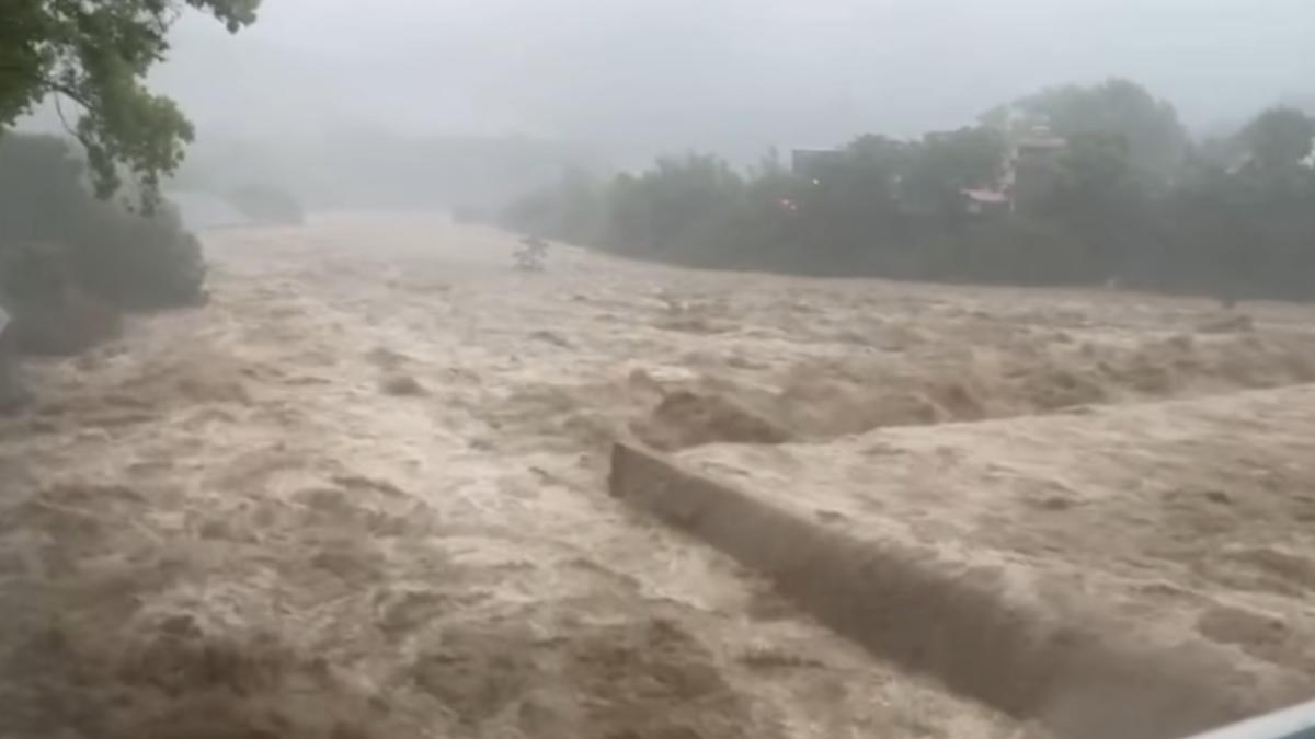 快訊/苗栗泰安鄉下午起停班停課 大雨狂炸見土石流