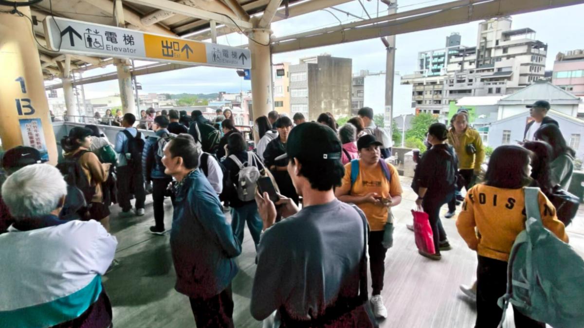 豪雨掏空路基！台鐵苗栗大山後龍雙向停駛　旅客苦等接駁2小時