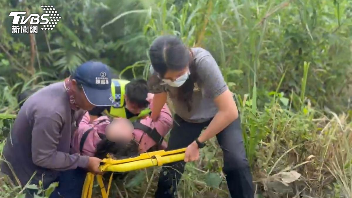 台東駕駛連人帶車墜落邊坡　消防「救援人鏈」35分鐘急送醫