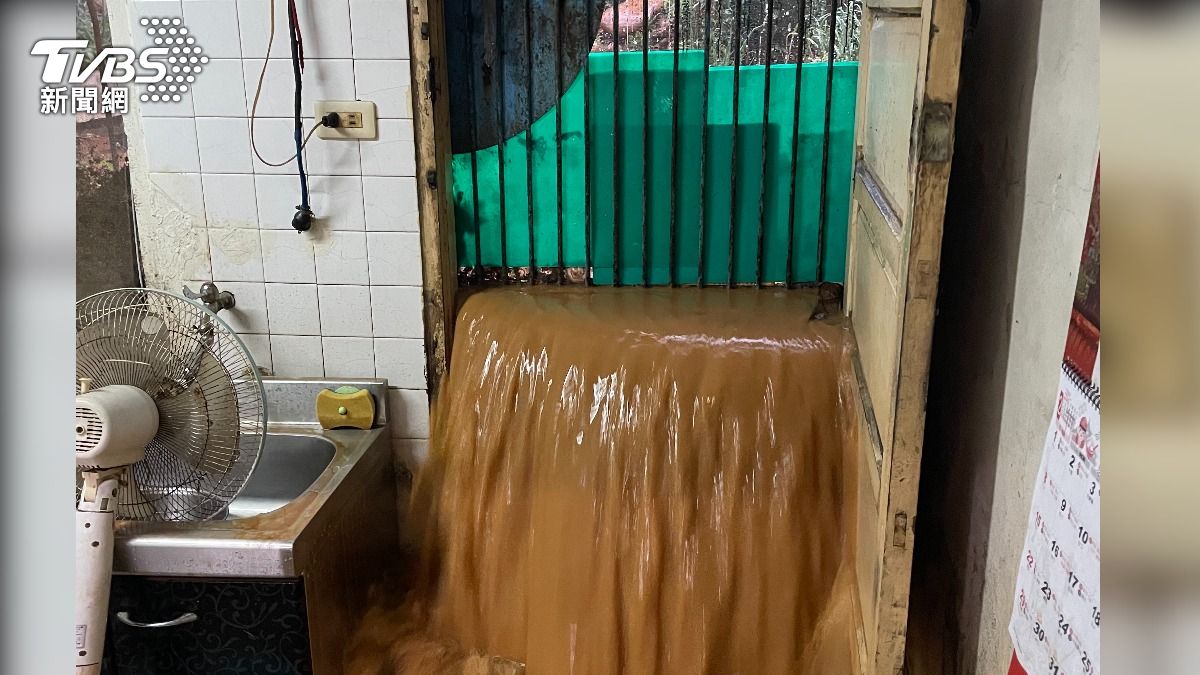 影音／豪雨災情慘! 通霄泥流瀑布灌民宅！廚房秒變「黃色池塘」
