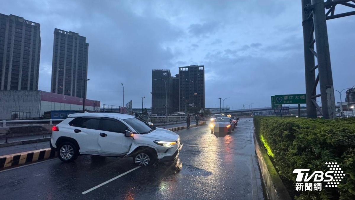 有片／下雨看不清！華江橋休旅車自撞分隔島　彈至隔壁波及賓士